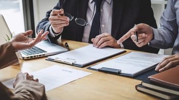 Réunion d'affaires avec entrepreneurs en discussion sérieuse.