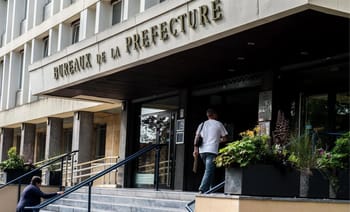 Personne entrant dans la bureau de la préfecture pour demande de titre de séjour.