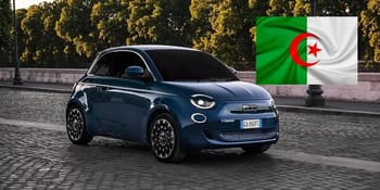 Voiture électrique Fiat compacte avec drapeau algérien en arrière-plan.