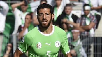 Rafik Halliche en maillot vert lors d'un match amical de football.