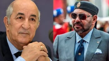 Deux hommes en costume lors d'une manifestation à la frontière.