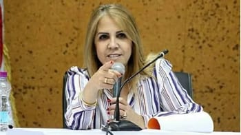 Saida Neghza parlant lors d'une conférence à propos de l'affaire des patrons algériens.