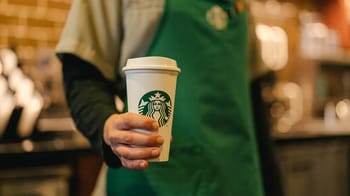 Tasse de café Starbucks dans un café marocain.