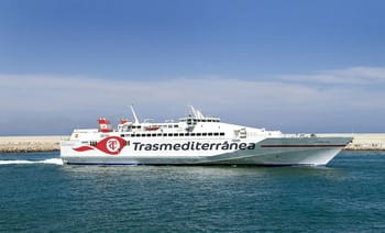 Ferry Trasmediterránea naviguant en mer lors d'une traversée hivernale.