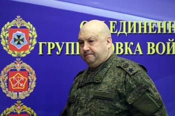 Général russe en uniforme militaire lors d'une conférence.