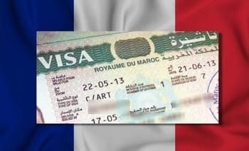 Visa marocain avec drapeau français en arrière-plan.