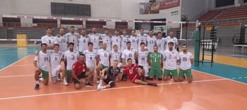 L'équipe algérienne de volleyball après leur victoire contre l'Égypte.