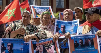 Manifestants marocains avec drapeaux et affiches pour la justice et la liberté.