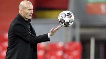 Zidane en train de manipuler un ballon de football en entraînement.