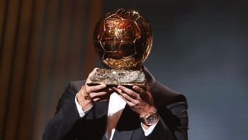 Personne tenant le Ballon d'Or 2023 lors d'une cérémonie.
