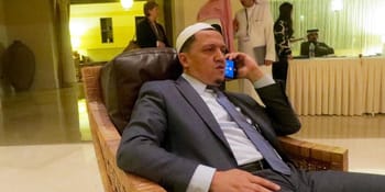 L'imam Hassen Chelghoumi parlant au téléphone lors d'une réunion.