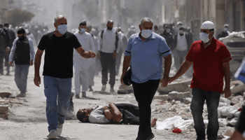 Manifestants et civils dans un environnement de conflit à Gaza.