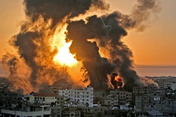 Explosion et fumée dans une ville en conflit au coucher du soleil.