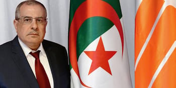 Rachid Hachichi devant le drapeau algérien et le logo de Sonatrach.