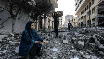 Femmes et enfants dans les décombres après un bombardement à Gaza.