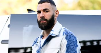 Youcef Atal, joueur de football, avec une barbe et une coiffure moderne.