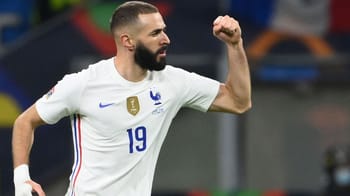 Karim Benzema célèbre lors d'un match de football avec la France.