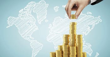 Montage de pièces d'or empilées avec une carte du monde en arrière-plan.