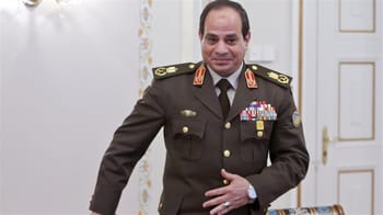 Homme en uniforme militaire avec décorations et insignes.