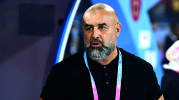 Abdelhak Benchikha, entraîneur de football, lors d'une conférence de presse.