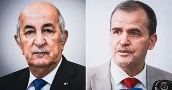 Deux hommes politiques en discussion lors d'une conférence.