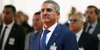 Abdelmadjid Tebboune en costume bleu lors d'une réunion officielle en Algérie.