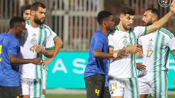 Joueurs de football algériens et capverdiens en action sur le terrain.