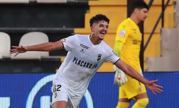 Bachir Belloumi célèbre lors d'un match de football avec un maillot blanc.
