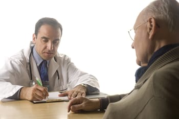 Médecin discutant avec un patient âgé sur le cancer de la prostate.
