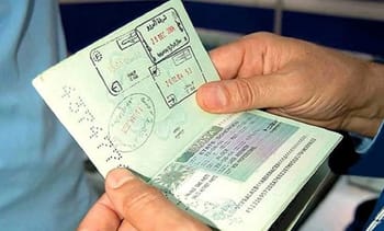 Passeport avec visa dans un carnet de voyage.