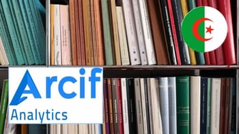 Livres et revues scientifiques sur une étagère en Algérie.