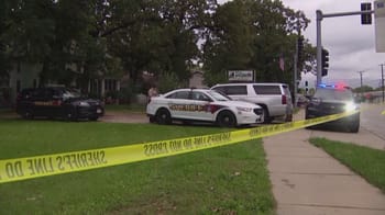 Voitures de police et de sheriff sur une scène d'enquête à Chicago.