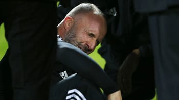 Djamel Belmadi souriant lors d'une séance d'entraînement de football.