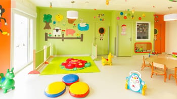 Salle de jeux pour enfants avec décorations colorées et jouets.