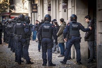 Policiers en intervention lors d'une confrontation dans la rue.