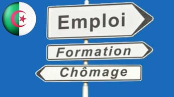 Panneaux indiquant emploi, formation et chômage en Algérie.