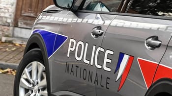 Voiture de police nationale avec logo en France.