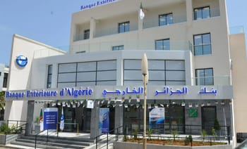 Agence bancaire de l'Algérie en France avec drapeau algérien.