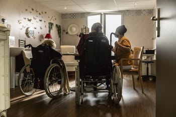 Personnes âgées en fauteuils roulants dans une salle de soins.