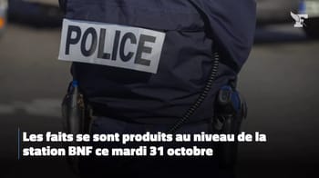 Agent de police avec badge 'POLICE' lors d'une intervention.