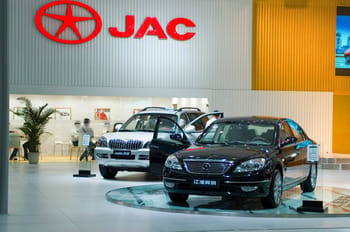 Exposition de voitures JAC dans un showroom en Algérie.