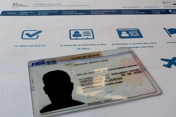 Titre de séjour résidence Algerien avec photo d'identité.
