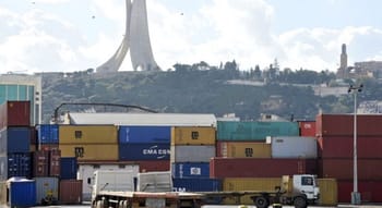 Conteneurs de fret colorés au port d'Alger, Algérie, en attente d'importation.