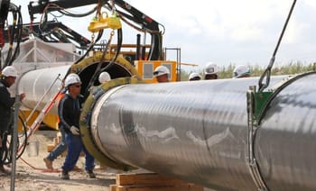 Travailleurs installant un pipeline de gaz naturel en Algérie.