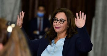Maire en séance, levant les mains lors du rejet du budget de Rabat.