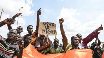 Manifestants nigériens avec pancarte "Vive le Niger" lors d'une protestation.