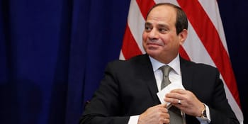 Abdelfatah al-Sissi en conférence, fond rouge et drapeaux américains en arrière-plan.
