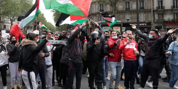 Manifestation en France avec drapeaux palestiniens et slogans.
