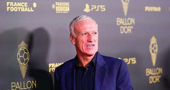 Deschamps à la cérémonie du Ballon d'Or avec un fond de logos et de sponsors.