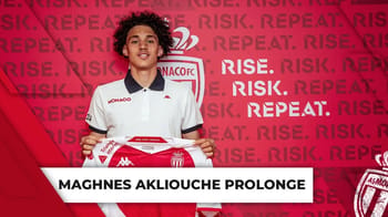 Maghnes Akliouche en tenue de l'AS Monaco lors d'une cérémonie officielle.